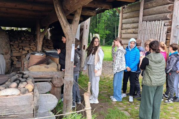 Wycieczka klas 5a i 5b do Osady w Sławutowie 