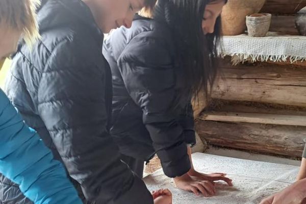 Wycieczka klas 5a i 5b do Osady w Sławutowie 