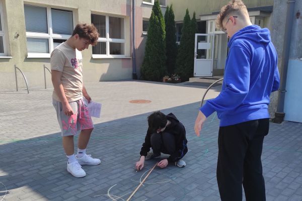 Lekcja matematyki na boisku szkolnym