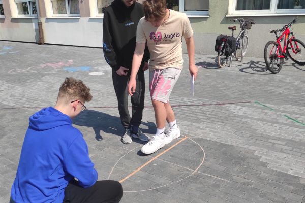 Lekcja matematyki na boisku szkolnym