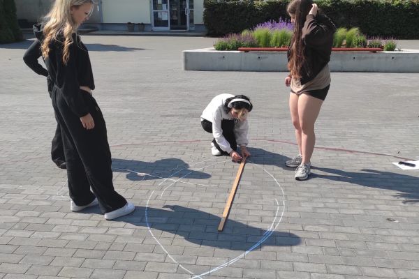 Lekcja matematyki na boisku szkolnym