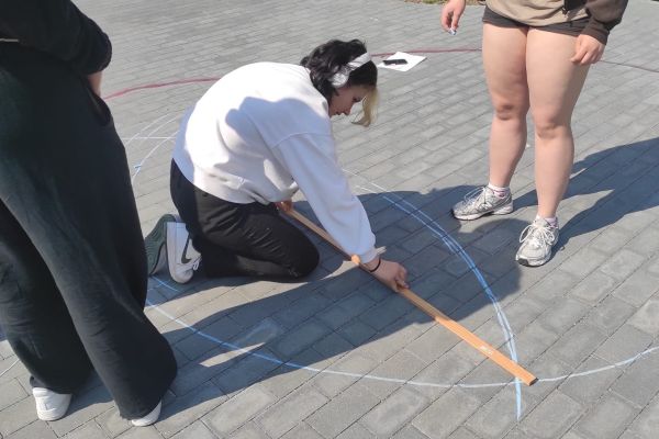 Lekcja matematyki na boisku szkolnym