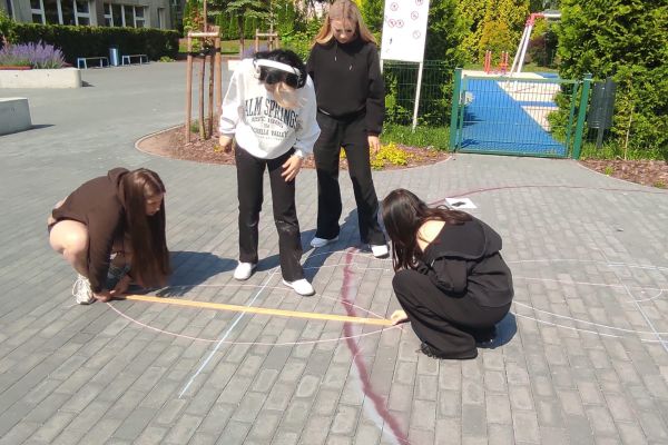 Lekcja matematyki na boisku szkolnym