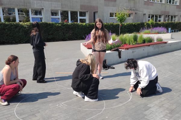 Lekcja matematyki na boisku szkolnym