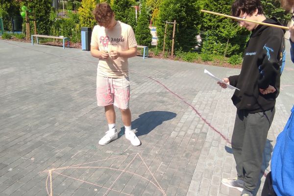 Lekcja matematyki na boisku szkolnym