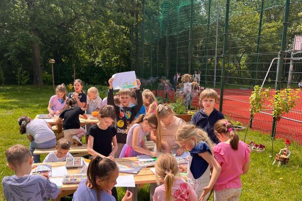 Zajęcia plastyczne w ogrodzie z EKOArt Team