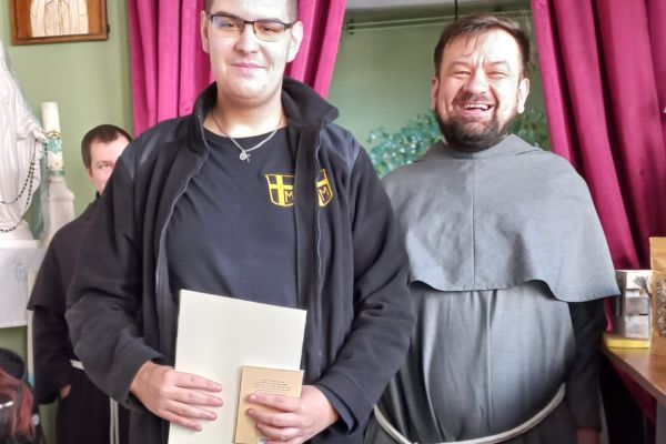 Mateusz- odbiera dyplom z III miejsce. 