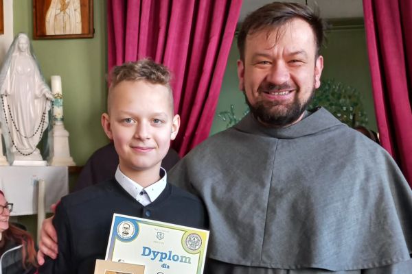 Adam odbiera dyplom za I miejsce. 