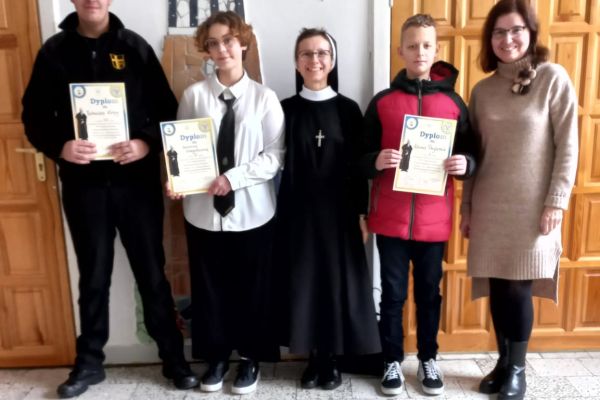 Gratulacje Pani Dyrektor K. Dudy po powrocie z konkursu! 