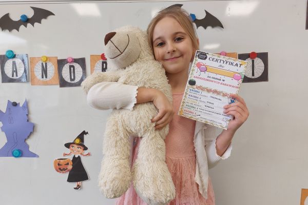 Lenka z ulubionym misiem