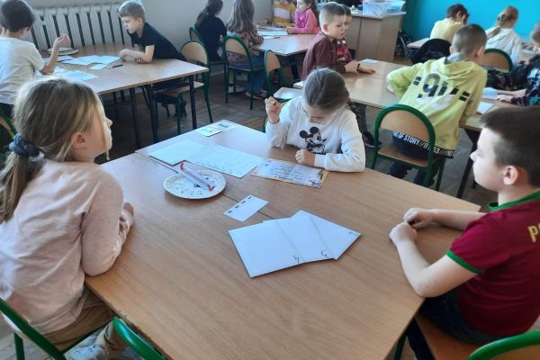 Dzieci obliczają zadanie matematyczne