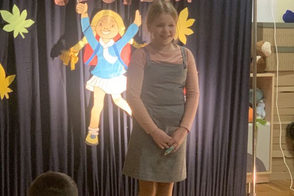 Mylana recytuje wiersz Sklep dla żab