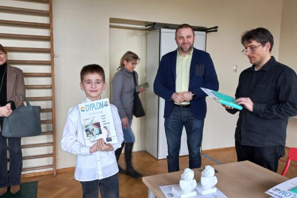 Jaś odbiera dyplom i nagrodę