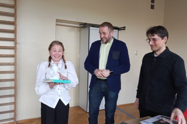 Hania odbiera dyplom i nagrodę