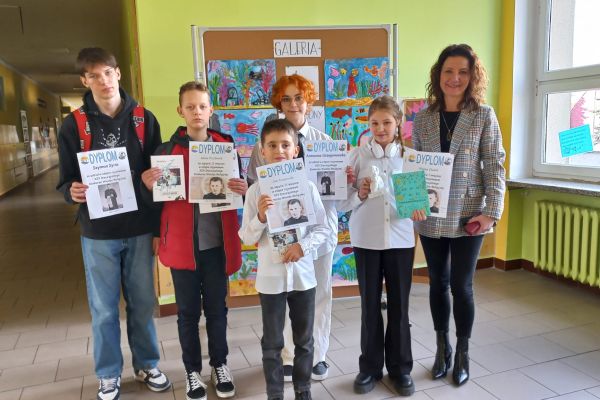 Zdjęcie pamiątkowe po powrocie do szkoły