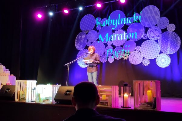 Adrian Walczak z klasy 8b na scenie Kobylnickiego Maratonu Poezji