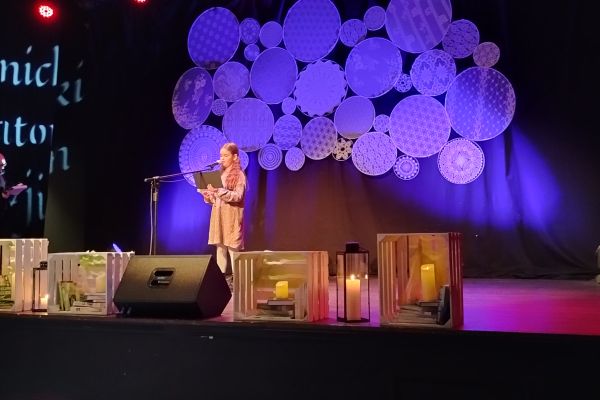 Anastazja Nebesio z klasy 1b na scenie Kobylnickiego Maratonu Poezji