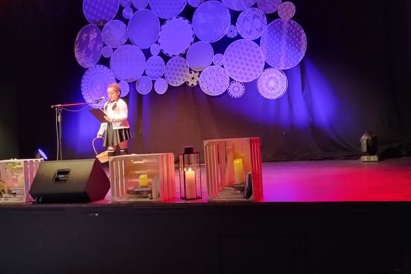  Emilia Gajewska  na scenie Kobylnickiego Maratonu Poezji