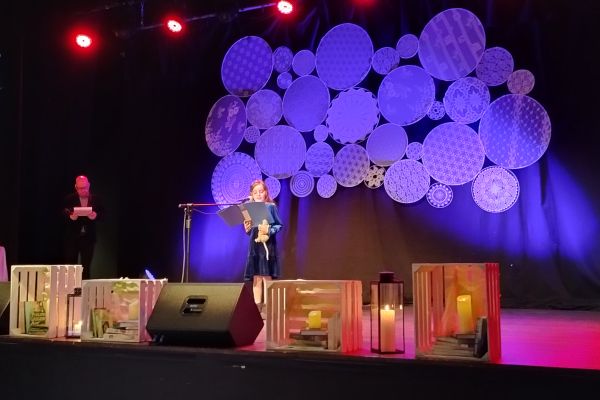 Ewa Domer na scenie Kobylnickiego Maratonu Poezji