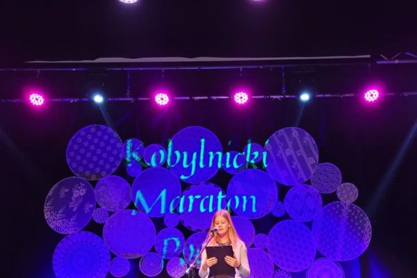 Hania Leśniak z 6e na scenie Kobylnickiego Maratonu Poezji