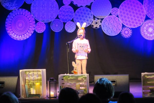 Nina Swornowska recytuje wiersz Dziwne zwierzę