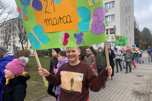 Przemarsz ulicami Słupska Uczniów z SP3