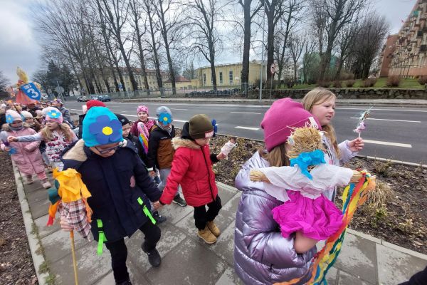 Niesiemy Marzannę - symbol odchodzącej zimy