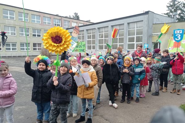 Dzieci machają kwiatami